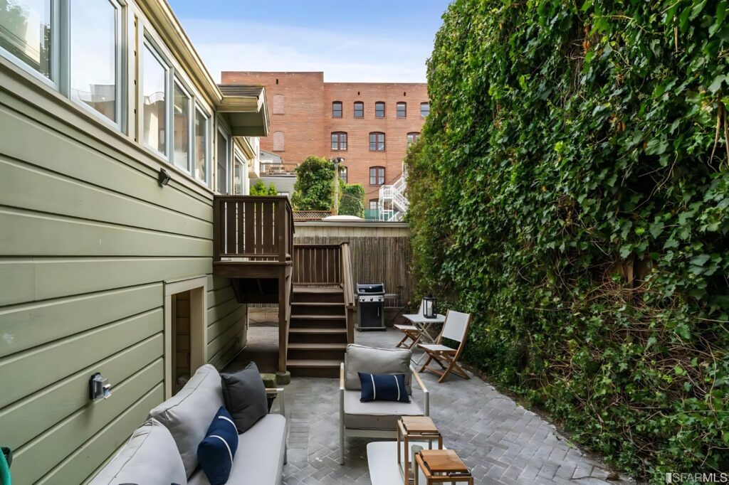 outdoor living_upscayl_4x_upscayl-lite-4x